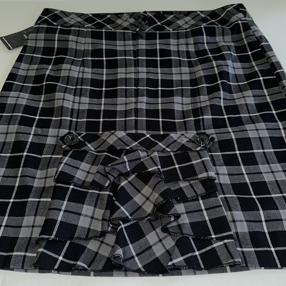 NYCC || Black & Gray Plaid Skirt. Sz. 8 - Picture 6 of 8